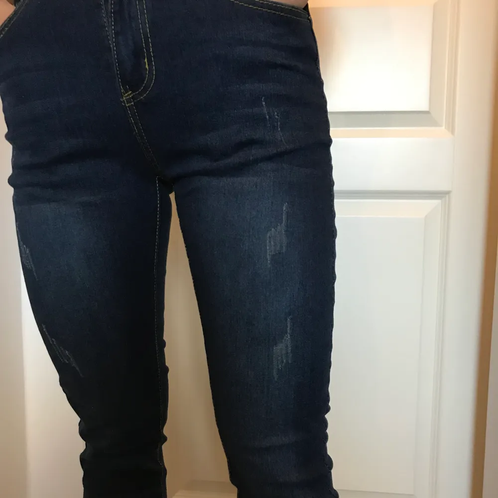 Splitter nya byxor med jättefina detaljer, storlek S🌸 Köparen står för kostnaden🌸. Jeans & Byxor.