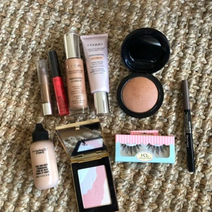 Nytt smink - Alla produkter oanvända eller testade Max 1 gång. ByTerry CC cream Nr. 3 CC beige - 300kr. ByTerry brightening CC serum Nr. 4 skinny flash 250kr. MAC give me sun mineralize skinfinish 150kr. YSL face palette gypsy opale 150kr. MAC face and body C4 150kr.