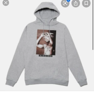 2Pac hoodie från junkyard XS - INTRESSEKOLL PÅ MIN 2pac hoodie ( slutsåld på junkyard) som är väldigt sparsamt använd (köpte i vintras, endast tvättad en gång) XS start bud500