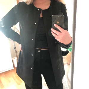 Svart kappa från Jacqueline de Yong - Köpt på Nelly.com! I storlek L men sitter mer som en M☺️ (är 175cm) Säljer då jag inte har någon användning av den längre🥰 Frakt tillkommer!