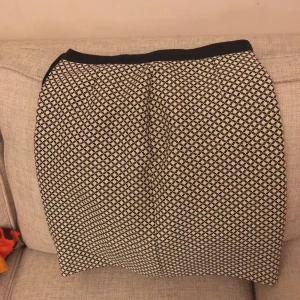 Italiensk pennkjol - Längre och tajtare än den ser ut som på bild. Fodrad pennkjol köpt i Rom. Storlek 36. Bra skick men har använts en del. 