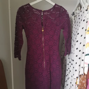 Spetsklänning av Pernilla Wahlgren - Fantastiskt snygg klänning i nyskick. Nypris på denna var 1200 kr. Kommer från djur och rökfritt hem. 