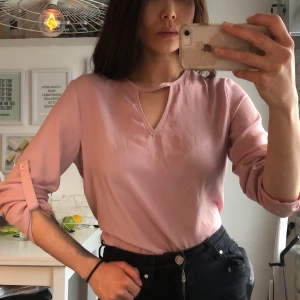 Ljusrosa blus - Aldrig använd pga inte riktigt min färg😩 storlek medium men passar mig som brukar ha small🤘🏼 knapp i ryggen. Köpare står för frakt!