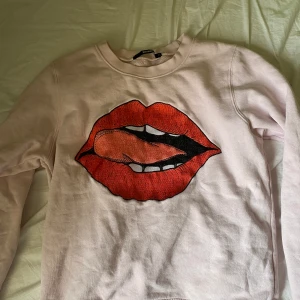 Rosa sweatshirt från BikBok - Säljer en fin och välanvänd sweatshirt ifrån BikBok! Säljer pga ingen användning! Köparen står för frakt😍