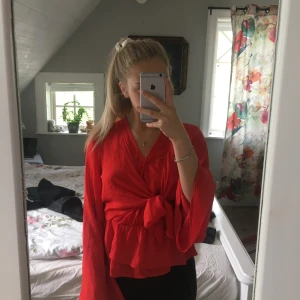 En röd fin blus. - Endast använt på julafton (: skönt material! Knuten har jag knutit själv då det egentligen ”hänger fritt”