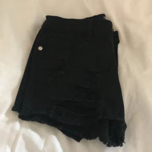 Svarta jeansshorts med slitningar! - Alldrig använda!