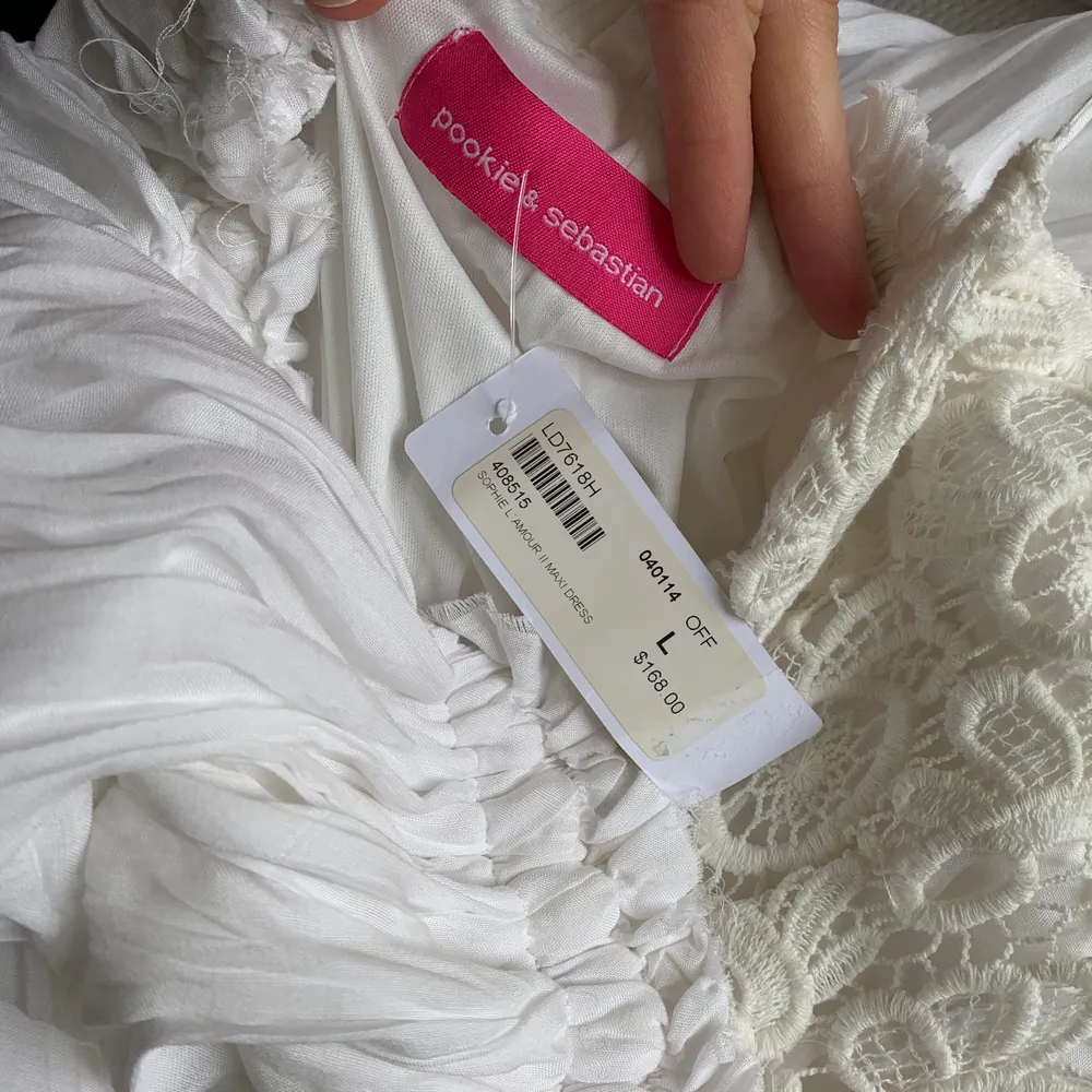 Säljer underbar och oanvänd klänning. Helt bortglömd i garderoben och ihågkommen genom VOUGE’s artikel av Elaine W bröllop i NYC. Har storlek XS-S i vanliga fall. Passar alla storlekar och faller fint i ryggen. Hoppas den kan glädja någon ny ägare! :). Klänningar.
