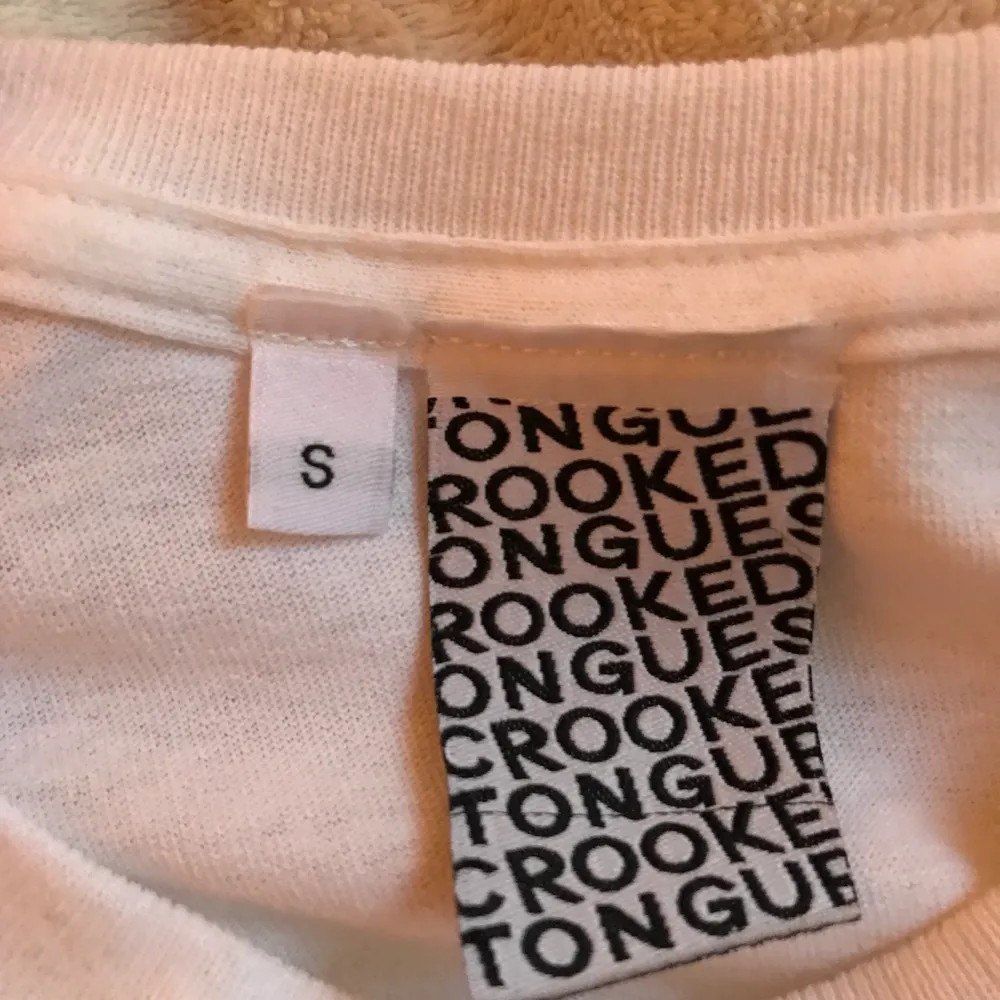 Långärmad Crooked tounges tröja som endast är testad men aldrig använd. Storleken är S men skulle snarare säga att den är som en M. Coolt tryck på baksidan och ganska lång passform. Frakt tillkommer 📦 . Toppar.