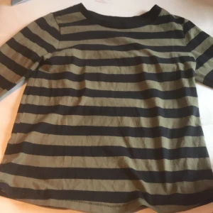 Randig tröja - Randig tröja från Lager 157 Använts bara en gång jätte bra skick, frakt ingår ej med i priset