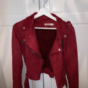 Vinröd mocka jacka  - Vin röd mocka jacka ifrån märket ivivi i storlek L men skulle säga mer en medium. I väldigt bra skick. Frakten står köparen för