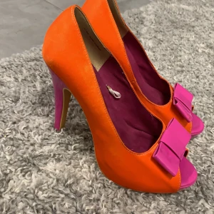 Häftiga häcklade skor - Häftiga häcklade skor i oranget och rosa! Väldigt snygga o sköna skor. Med en stor rosa rosett på framsidan. 🎀