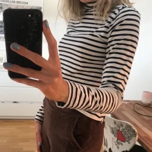 Svart vit randig långarmad polo  - Svart vit randig långarmad polo från okänd märke. Bra skick! Passar en som har S