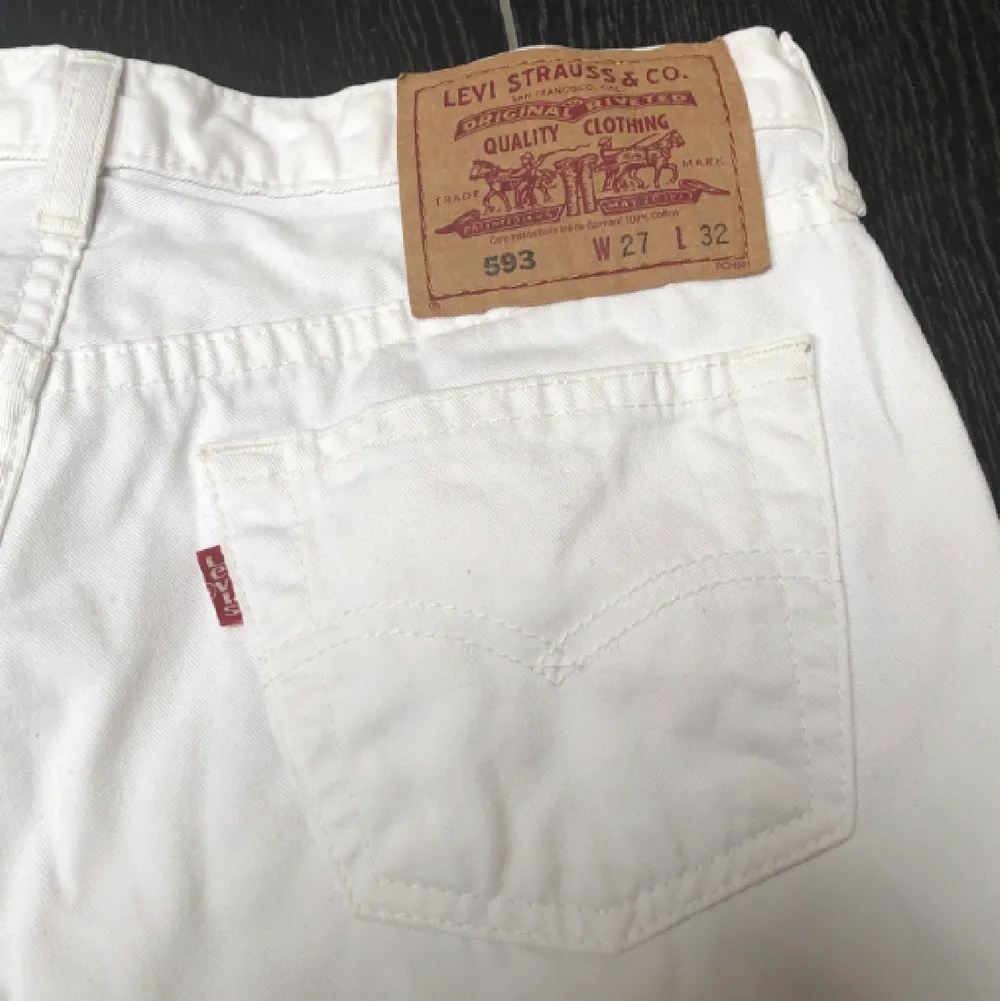Säljer dessa sjukt snygga vintage levis jeans i modell 593! Strl 27/32. Små i strl skulle jag säga! . Jeans & Byxor.