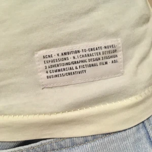 V-ringad Acne tshirt - Gräddvit, v-ringad äkta Acne t-shirt!💕 Snygg till det mesta☺️ Pris kan diskuteras