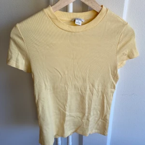 Ribbad tshirt - Ljusgul, somrig färg 🌼  Sparsamt använd. Kan hämtas i Sundbyberg, annars står köparen för frakt!