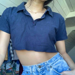  - Kort avklippt pikétröja! Köpt secondhand i fint skick, utan hål och fläckar. Den passar nog bäst på någon lite kortare än jag eller med en bralette under☺️ priset inkluderar frakt!