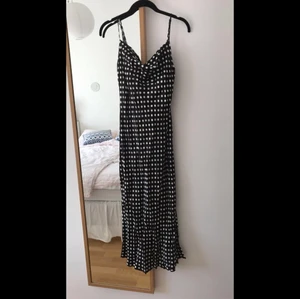 Silkig klänning - (Frakt ingår) Har tagit bort prislappen, men den är HELT oanvänd. Silkig i materialet och med draperad urringning. Förtjänar mer än att hänga längst in i min garderob:)