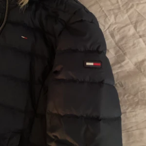 Tommy Hilfiger - Vinterjacka, håller en varm. Knappt använd. Sitter väldigt snyggt på. Nypris 1599 färg mörk blå