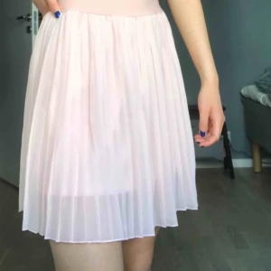  - En helt NY superfiiiin och somrig plisserad kjol från Nakd❤️ är i XXS men passar mig som normalt sätt har XS, superstretchig och skön men framförallt underbart snygg😍 frakt tillkommer! BUDGIVNING   SKER VIA PM