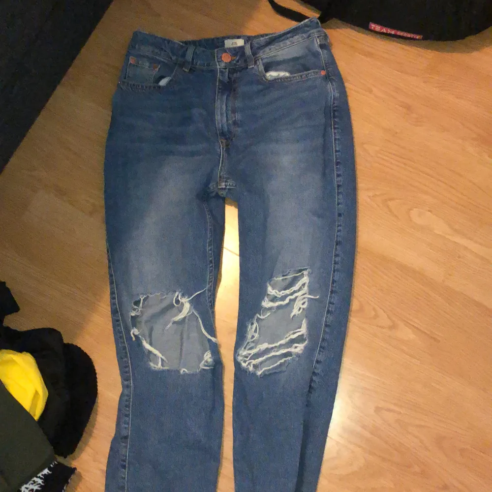Högmidjade mom jeans från River island, nypris 500kr. Använda 4 gånger. Jeans & Byxor.