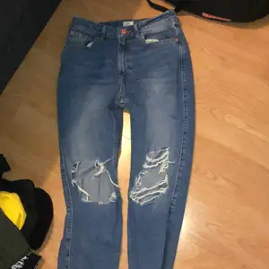 Högmidjade mom jeans från River island, nypris 500kr. Använda 4 gånger