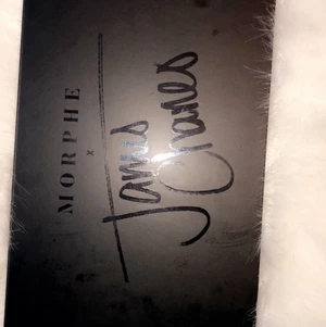 James Charles paletten - INTRESSEKOLL! På min James Charles palette, då jag är hyfsat trash på smink! Säljer endast om jag får ett bud över 500kr (köpt för 700kr) ÄKTA! Jag torkar av den otrendigt innan den säljs! Har endast swatchat färgerna💞💞 köparen står för frakt 63kr!