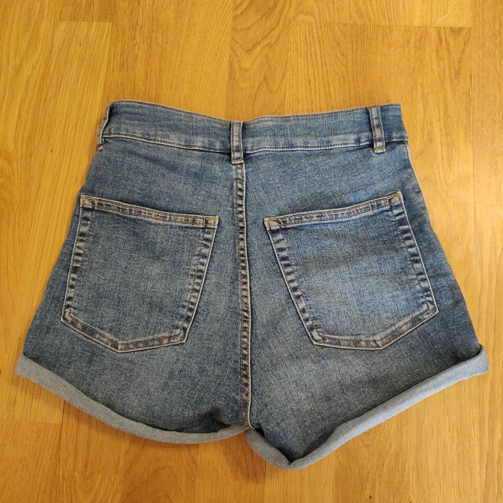 Högmidjade HM shorts, i princip oanvända, ljusblåa, storlek 36. 25kr+ frakt 44kr. Shorts.