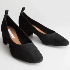 Ballerinapumps & other stories - Svarta ballerinapumps i mocka från & Other stories. Aldrig använda, kvar i boxen. Säljes pga felköpt storlek (37) Ordinarie pris 790kr