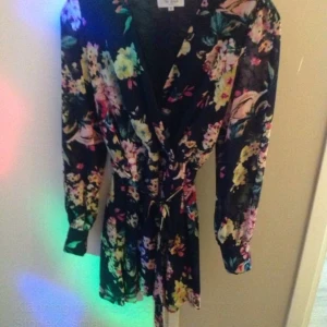  - Omlottklänning från nelly.com!
Storlek:small 
Skick: använd 1 gång 
Nypris 400:- 