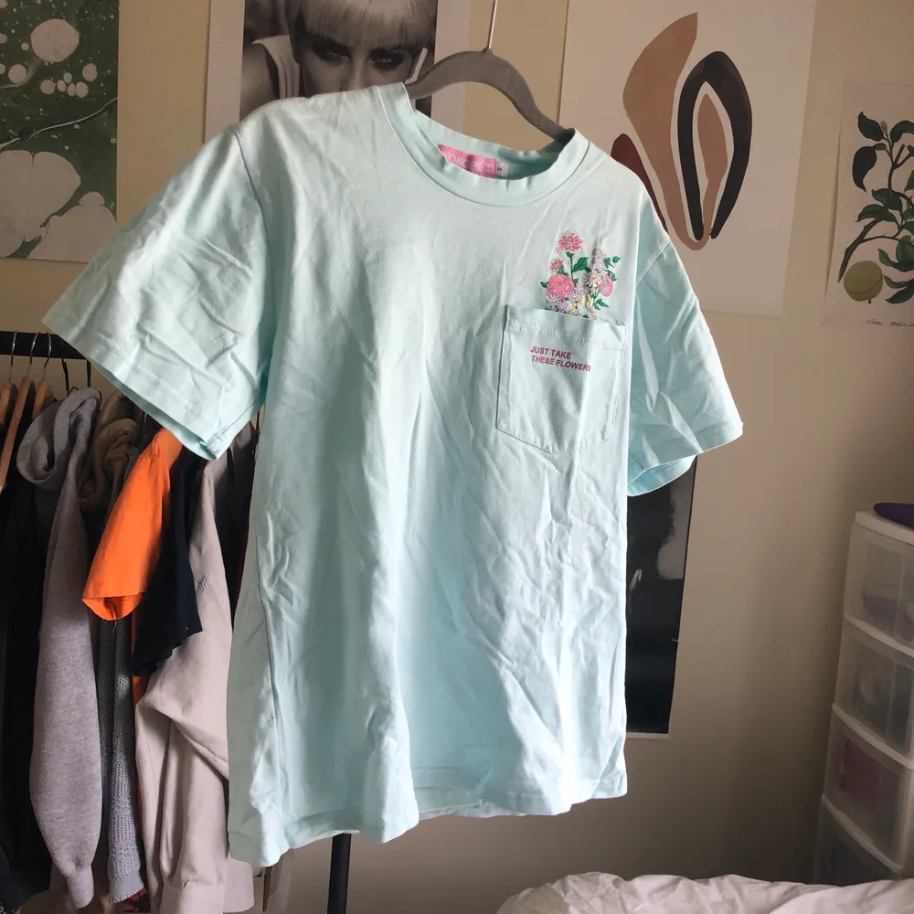 Megagullig t-shirt från kokopie, Turkos/pastellblå med en liten ficka med gulligt tryck. Bra skick, storlek s. köparen betalar fraktkostnad🌸💗💘💘💞💕. T-shirts.