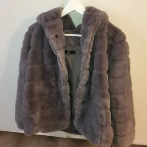 Jacka - Stor grå tjock pälsjacka med en stor luva. Använd enstaka gång