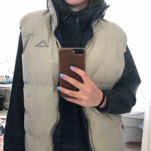  - Fin tjock väst ifrån Kappa, osäker på storlek men sitter fint oversize på mig som vanligtvis bär S. Går att vänta och får då två olika färger 💙