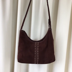 Brun väska - Snygg brun väska i fint skick. Relativt långt band, man kan ha över båda axlarna💫💫