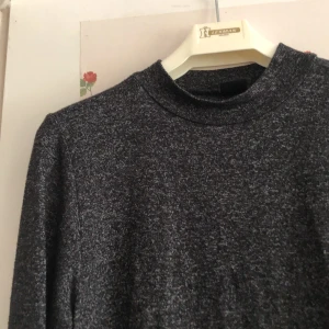Poloklänning -  Mörkgrå poloklänning från Gina Tricot i storlek M. Sitter tajt men är stretchig så sitter som en smäck. Använd men i fint skick. Grå till knäna på mig som är  167cm.