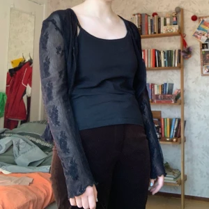 svart nätkofta - söt kofta i nät. Mönstret är blommor. Den är ganska sliten men skön att ha på sig. Bra att ha över klänning eller liknande🌷 