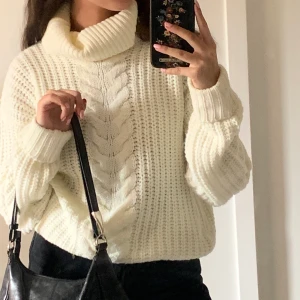 Stickad polo vit  - Krämvit stickad polo i storlek S. Helt ny. 