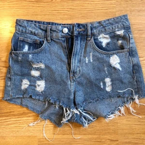 Highwaisted shorts  - Highwasted shorts från HM i tvättad finish. Strl 36