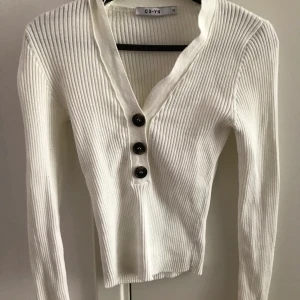 Tröja  - Säljer en jätte fin topp från nakd som aldrig kom till användning. Kan mötas upp i Linköping annars står köparen för frakten. 