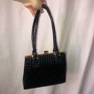 Fin axelväska🖤 - Otroligt härlig handväska köpt secondhand. Den har tyvärr börjat gå sönder i handtagen, men det går att fixa med lite svart tejp, det var det den hade när jag köpte den men jag tog bort det och hade tänkt sätta ny tejp, men inte blivit av🖤✨