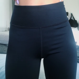 Träningstights - Helt oanvända träningstights från new apparel i storlek S, sitter ok på mig som är XS men säljer då det är lite för stora i midjan!! Men annars supersköna och stretchiga!!🥳🥳 frakt ingår i priset 