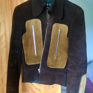 Mockajacka 70-tal M - Riktigt vintage brun mockajacka från 70-talet. Tung och i gott skick. Strl M dam och S herr. Alla kedjor fungerar och har inte hittat några större skavanker! Svårt att skiljas från denna... 500 + spårbar frakt 63 kr