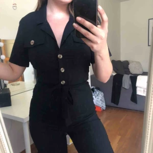  - Snygg jumpsuit från HM i jätteskönt material! Använt 1 gång bara så den är som ny. Köparen står för frakten😊