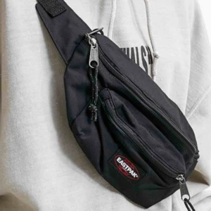  - Säljer min eastpak bum bag. Supersnygg och supersmidig att ha med sig. Köparen står för frakt❤️