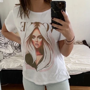T-shirt med tryck - T-shirt som är köpt på korfu för 250kr men säljer för 100kr, helt oanvänd då det inte riktigt är min stil! Storlek S men lite större i modellen. Kan fraktas (köparen står för frakten)☺️