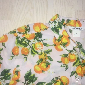 skjorta från monki - söt apelsinskjorta från monki i storlek S. inte använd särskilt mycket. HÖR AV ER VID FRÅGOR! först till kvarn och om fler vill ha blir det budgivning :)