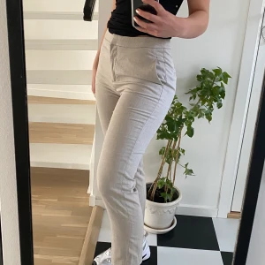 Perfekta linne byxor! - Ett par perfekta linne byxor som är i storlek M, passar även en som bär S som vill ha byxorna lite lösare👖. Byxorna är ifrån HM och är använda en gång💛. En fin beige färg! Köparen står för frakten.❣️