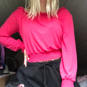 Offshoulder tröja  - En fin och mjuk offshoulder tröja, den är i stl S men den är ganska stretchig så den går att ha om man har M också. Fint skick och bra material💞