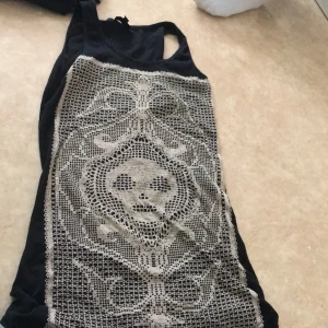 Linne - Ett svart linne med becha detaljer ( stav )  Frakt inte inkluderat. Använd ett par gånger