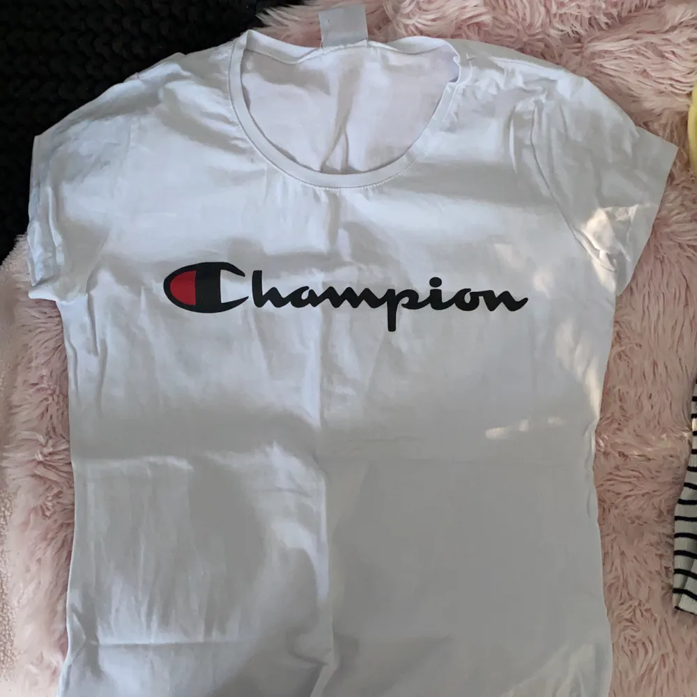 Aldrig använd! Champion t shirt, storlek S. T-shirts.
