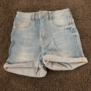 Gina tricot shorts - Högmidjade shorts från Gina tricot. Oanvända!